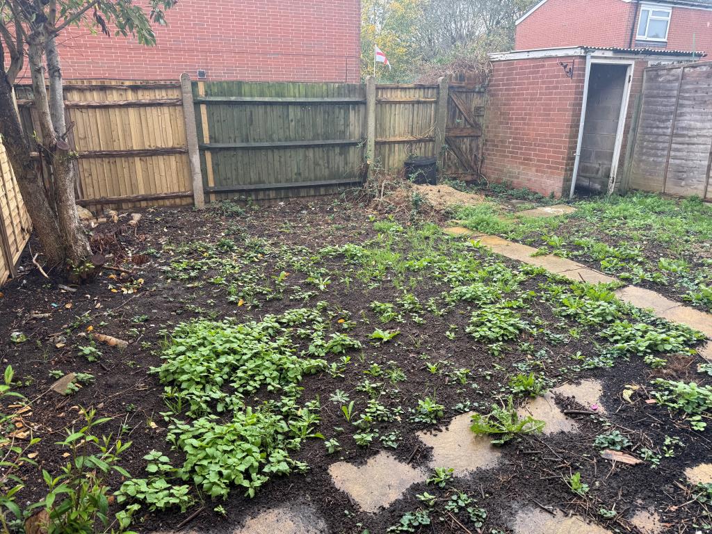 Lot: 107 - THREE-BEDROOM HOUSE IN NEED OF COMPLETE REFURBISHMENT - Fenced rear garden with brick store